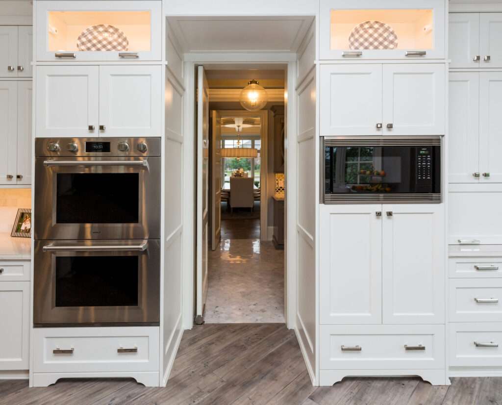 white traditional kitchen cabinets