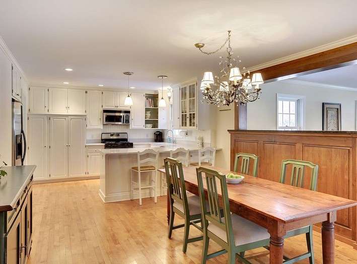 white traditional kitchen with exposed hinges